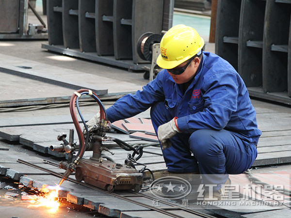 顎式破碎機生產(chǎn)車(chē)間